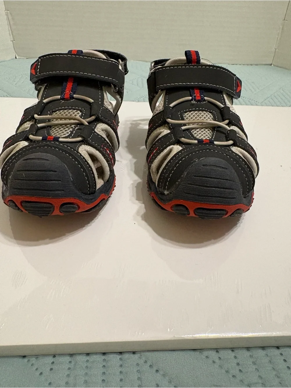 Apakowa Kids Closed Toe Sandals EU Size 28 US Size 11 (Little Kids) Gray/Black